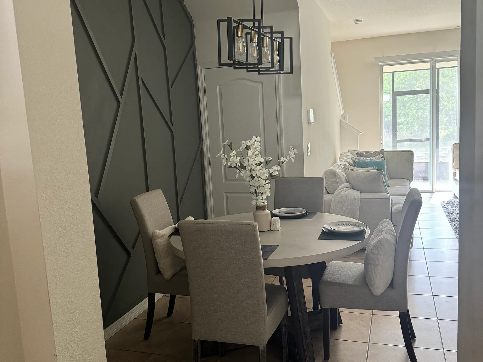 3 bed, 2.5 bath, 1673 sqft, $2,100 — Photo 4