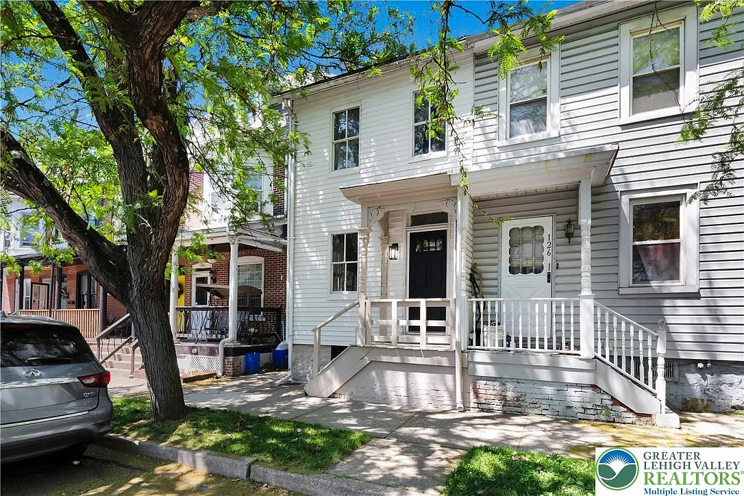 2 bed, 1.0 bath, 1387 sqft, $2,200 — Photo 3