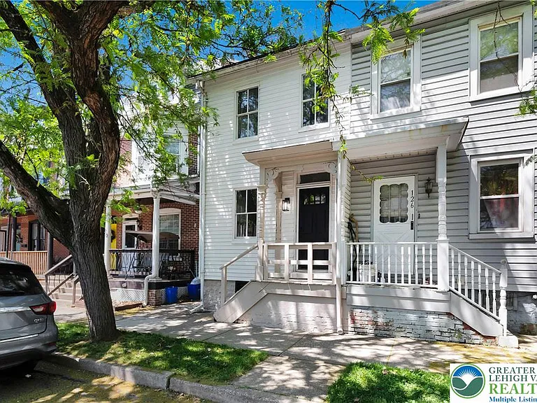 128 W Fairview St — Photo 3