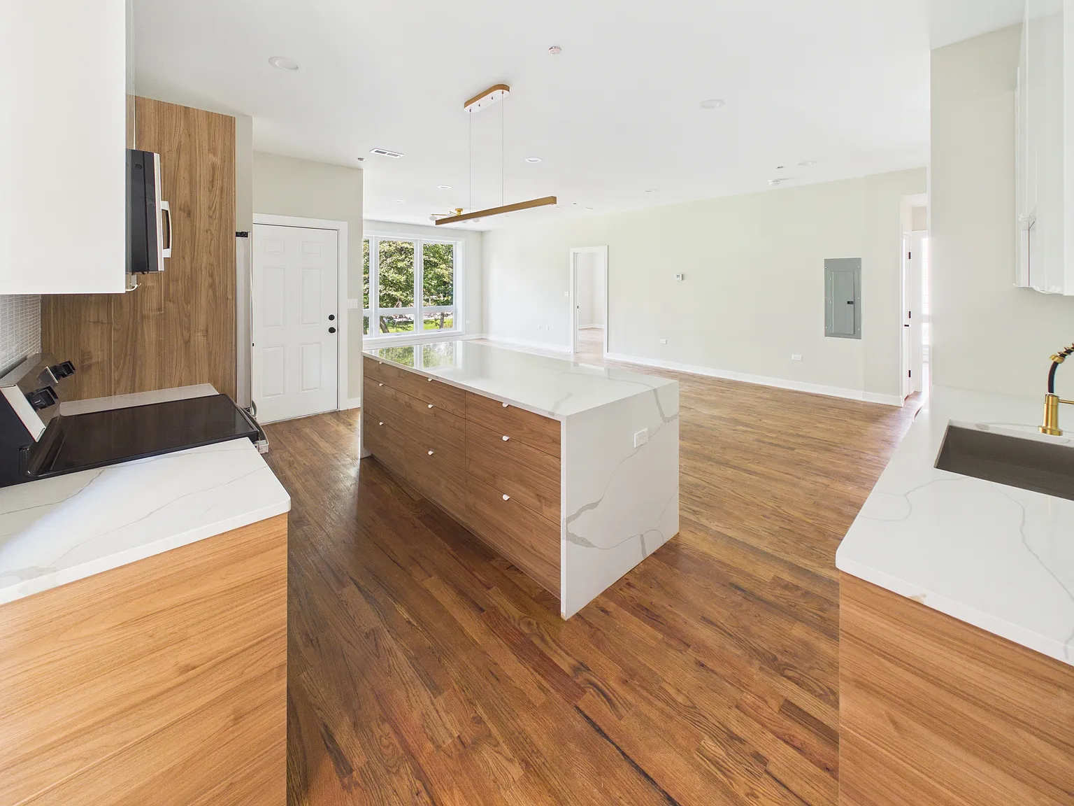 3 bed, 1250 sqft, $2,995 — Photo 2