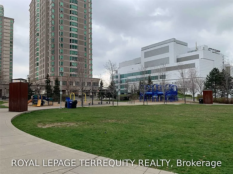 36 Lee Centre Dr #Townhouse 108 — Photo 13