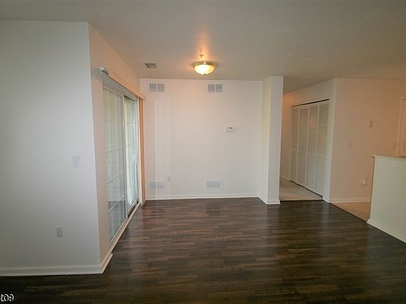 3rd image of 686 Honeybrook Cir