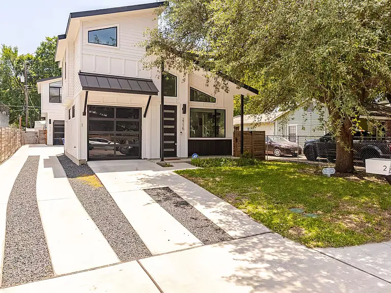 2715 E 3rd St #1 — Photo 3