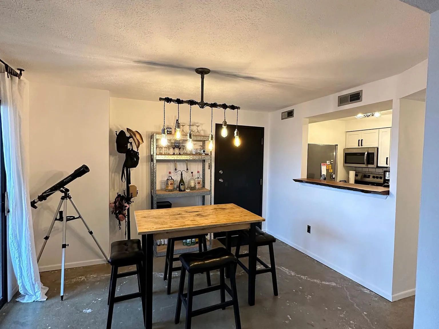 2 bed, 1144 sqft, $2,100 — Photo 4