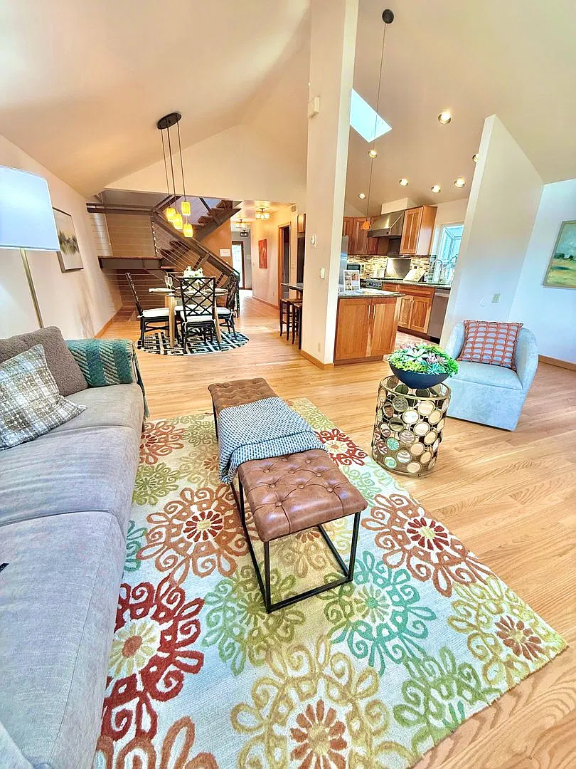 Spacious 4-Bedroom, 3-Bath Madrona Home — Photo 3
