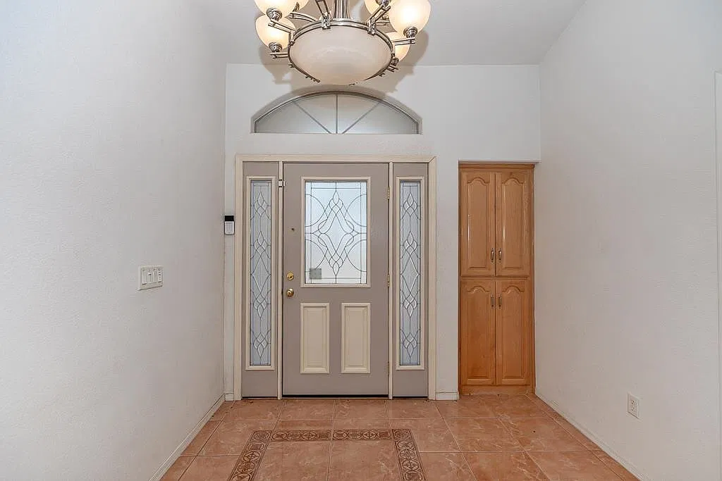 3 bed, 2.0 bath, 2165 sqft, $2,100 — Photo 3
