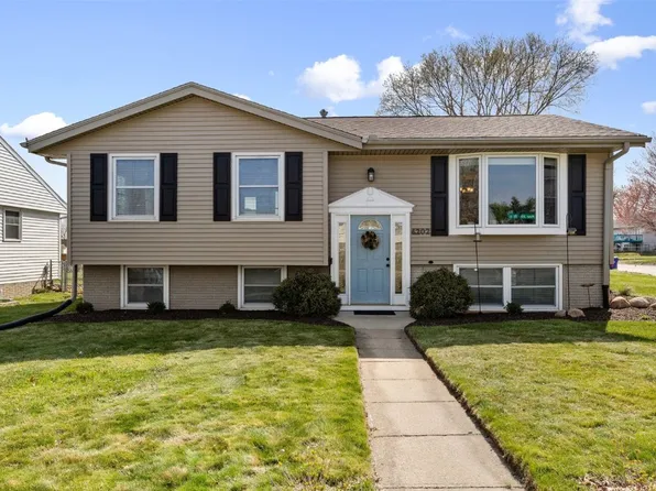 4202 Pine View Dr NE, Cedar Rapids, IA 52402
