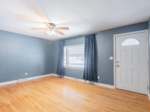 4th image of 2625 N Victoria Ave