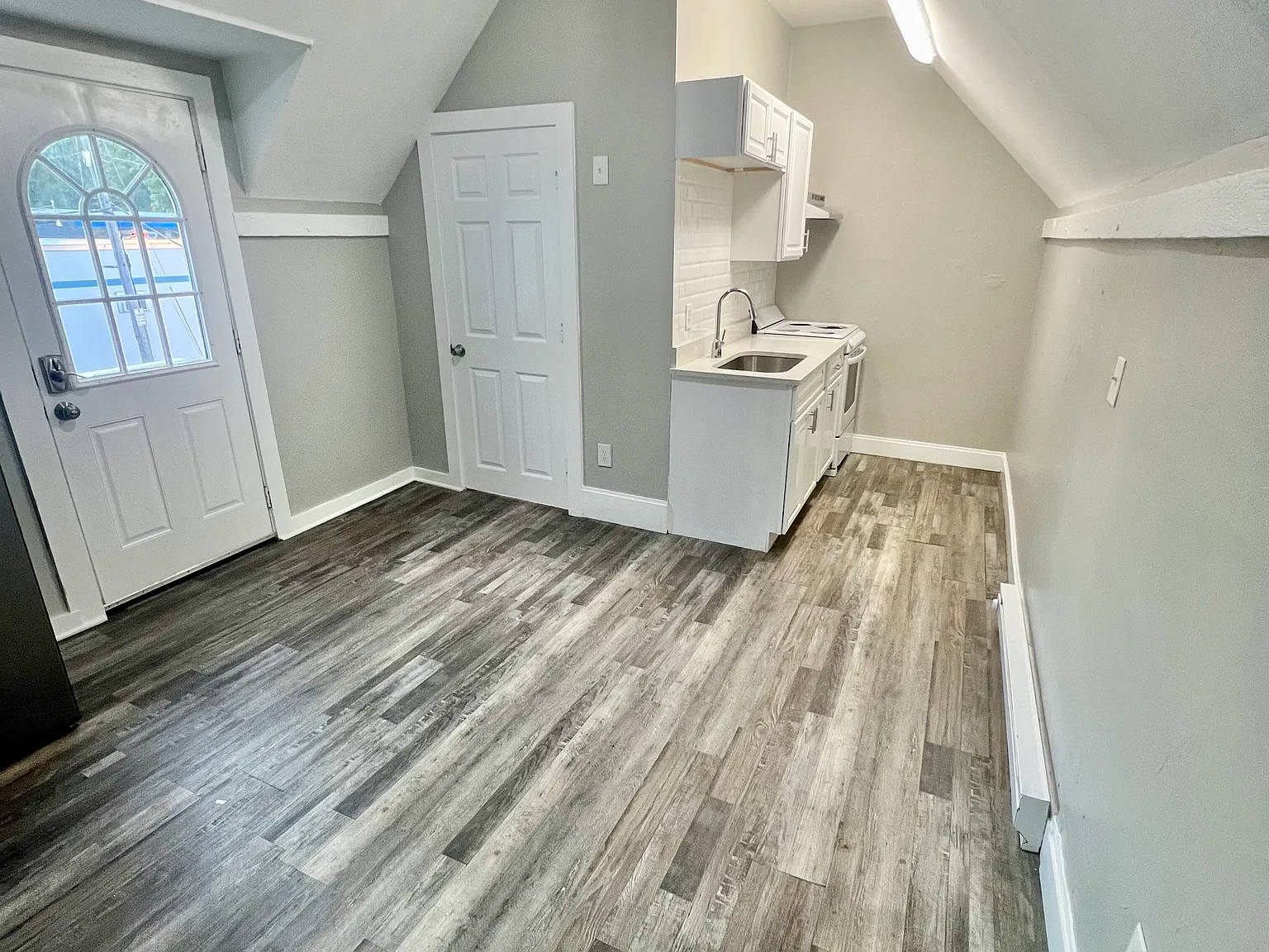 2 bed, 900 sqft, $2,100 — Photo 3