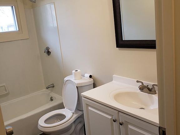 4th image of 4 Greenleaf Dr #4C