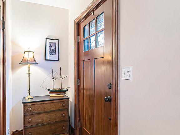 2nd image of 902 Oakmont Ave