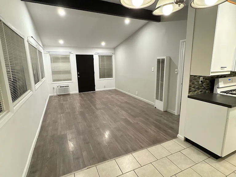 7253 Vineland Ave — Photo 3