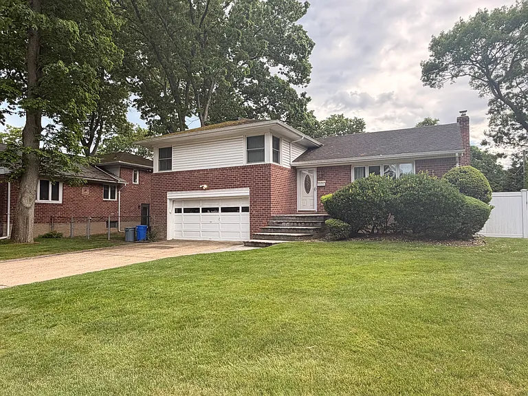 748 Leslie Ln — Photo 1