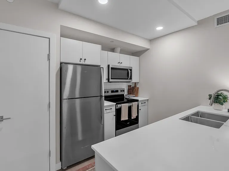 939 Chancellor Dr — Photo 12