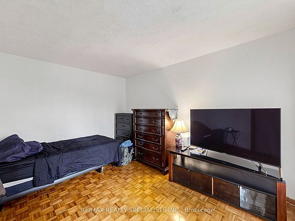 5th image of 776 Savoy Cres