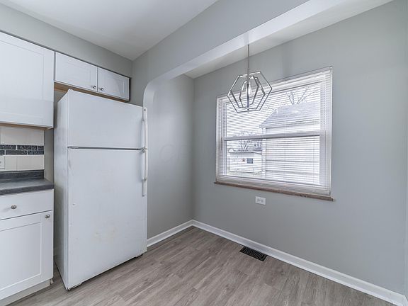 5th image of 246 Lawrence Ave