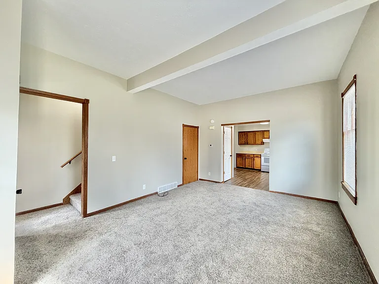 418 Caroline St N — Photo 12