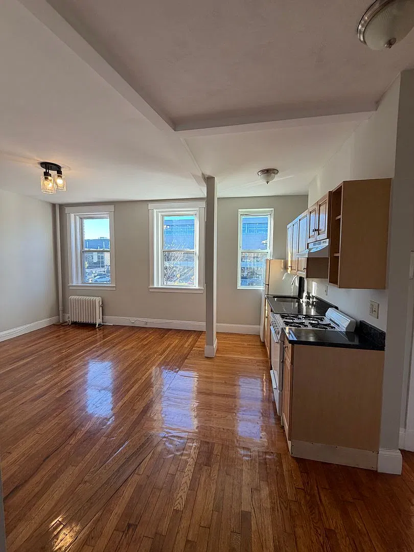 Gleaming hardwood floors in updated STUDIO — Photo 1