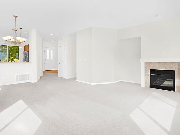 4th image of 10902 Slater Ave NE
