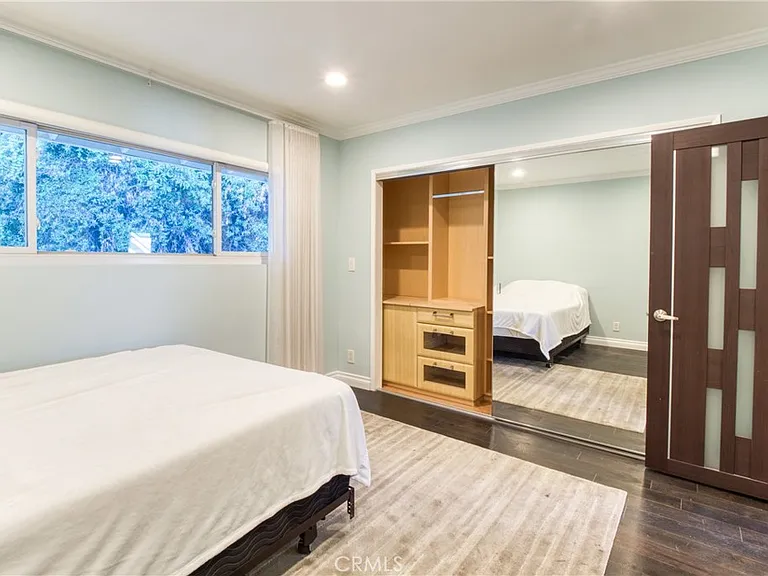 7796 Skyhill Dr — Photo 21