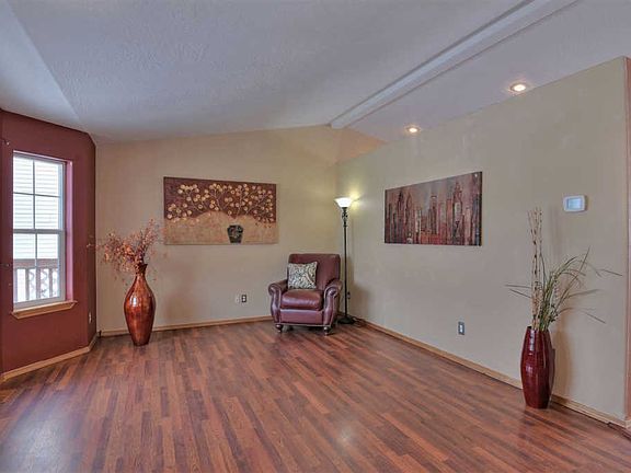 2nd image of 424 E Beverly Ave