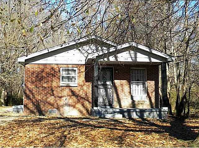 1st image of 832 Eyers Rd
