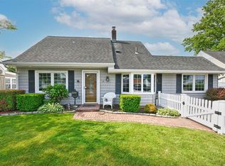 24 Hickory Ln, Levittown, NY 11756