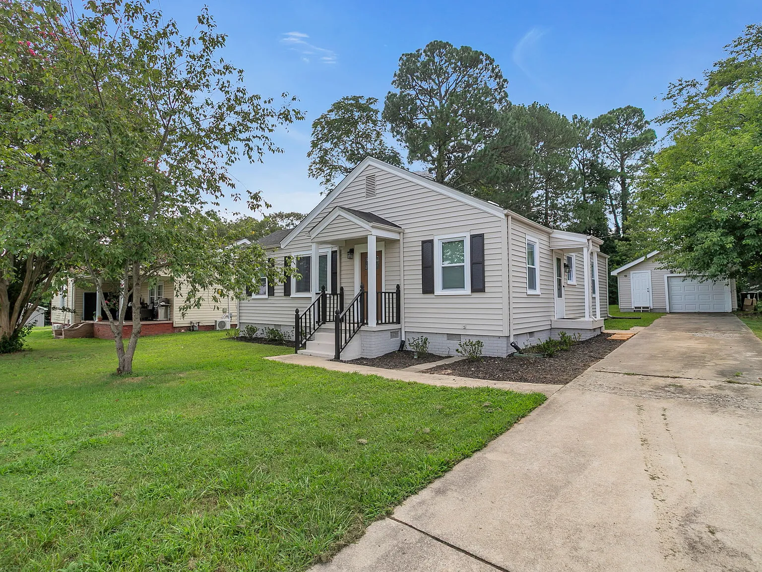 3 bed, 1.5 bath, 1170 sqft, $3,200 — Photo 2