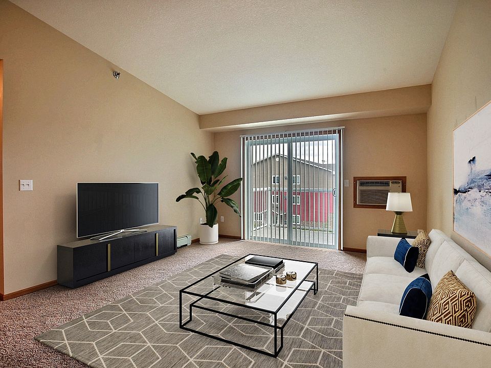 Fargo, ND Wolf Creek Apartments | Living