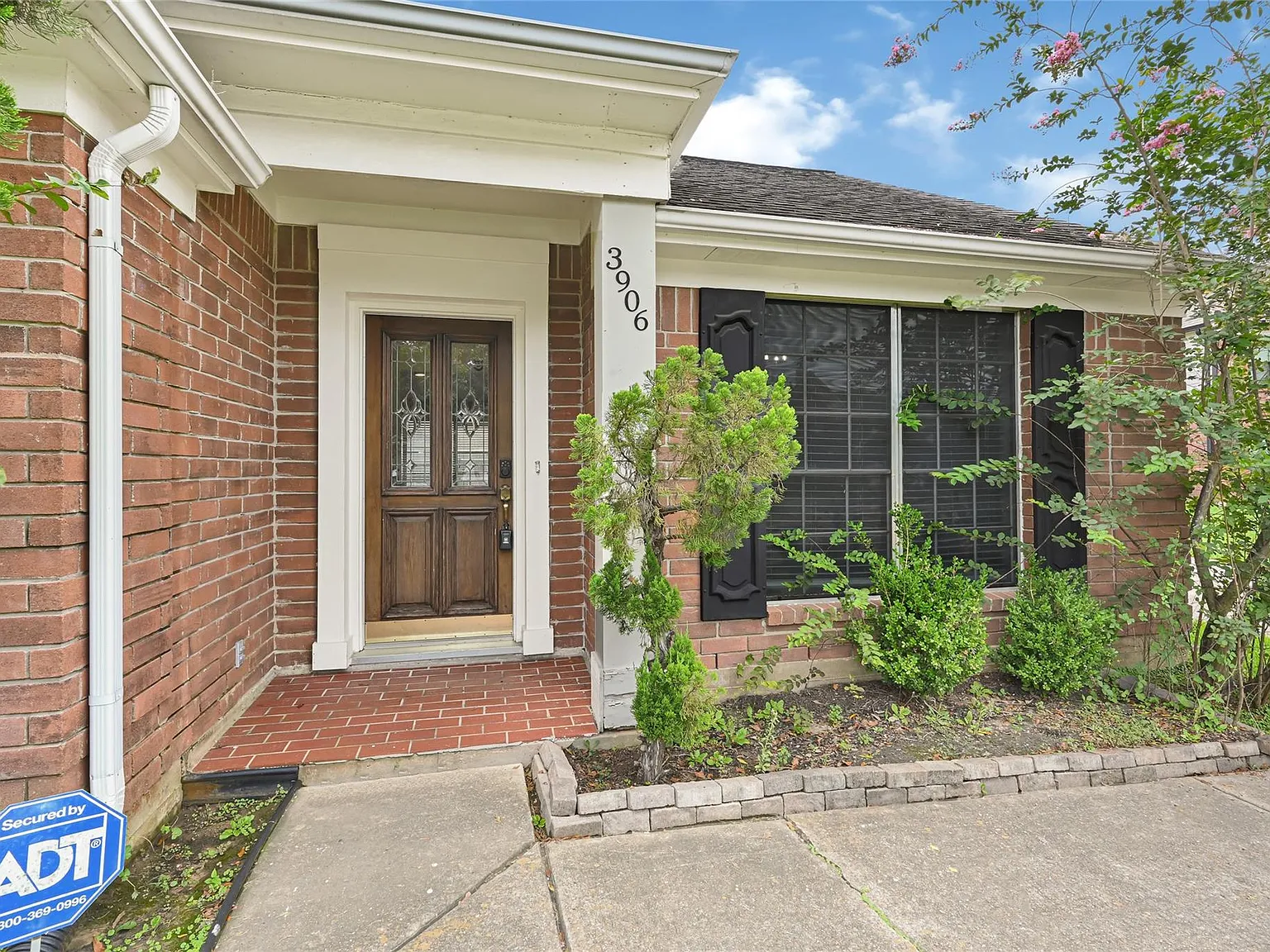 3 bed, 2.0 bath, 1972 sqft, $2,400 — Photo 3