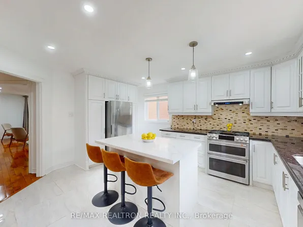 8 Muster Ct, Markham, ON L3R 9G5