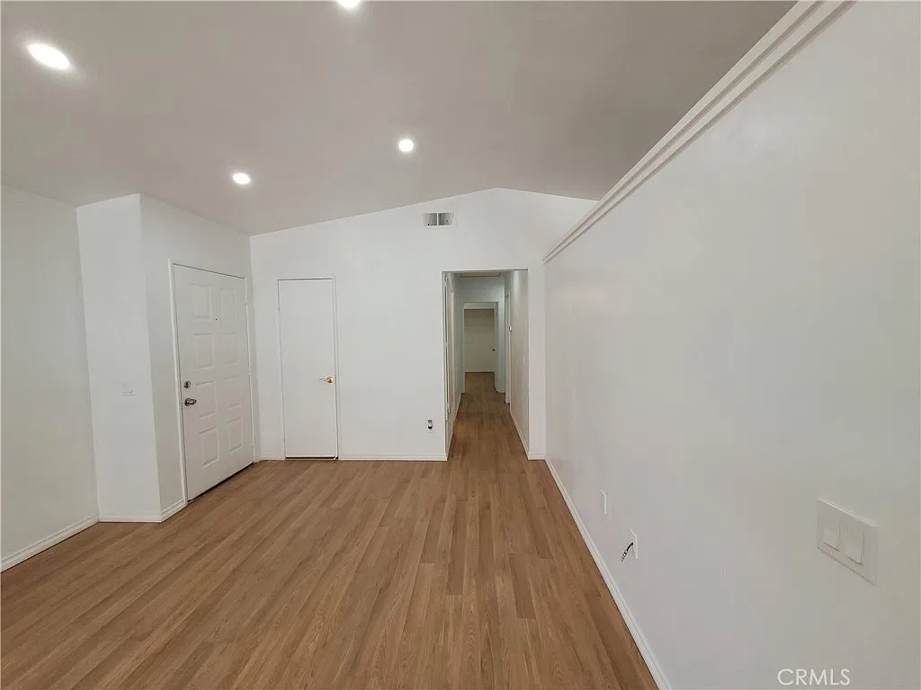 3 bed, 1021 sqft, $3,200 — Photo 3