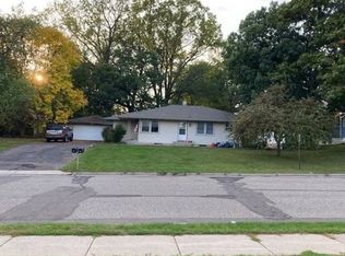 932 Glenbrook Ave N, Oakdale, MN 55128