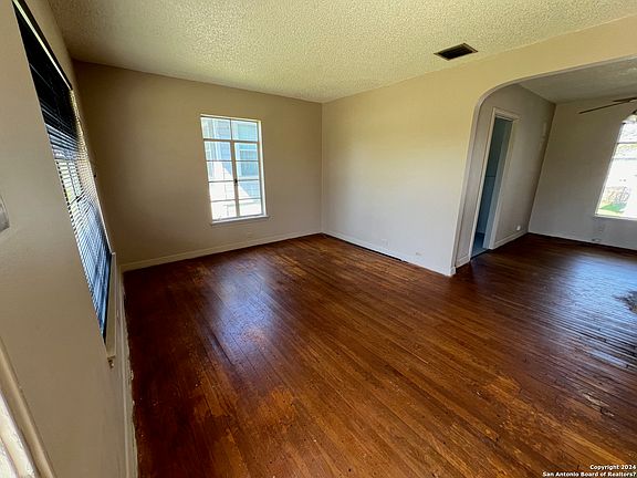 3rd image of 935 JOHN PAGE DR