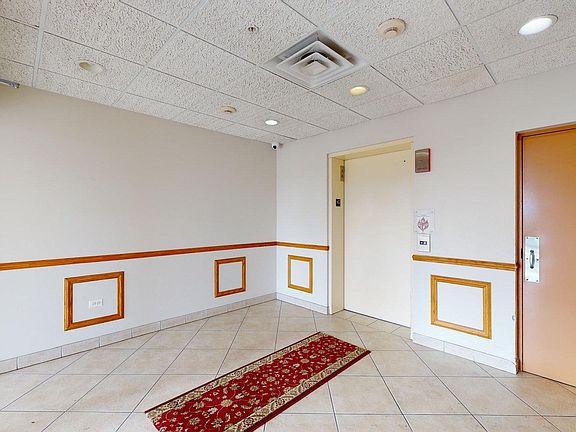 2nd image of 4534 N Cumberland Ave Unit 403