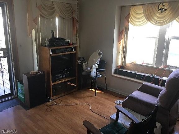 4th image of 1634 Delmont Ave