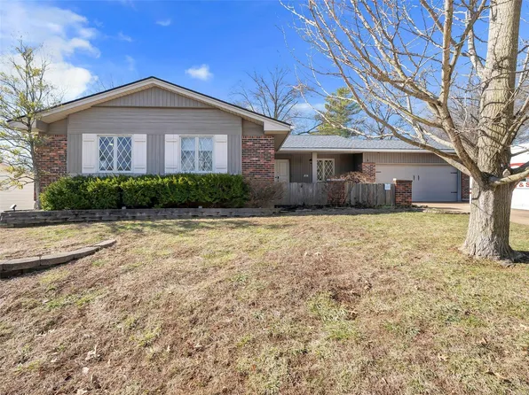 905 Mansionhill Dr, Ballwin, MO 63011