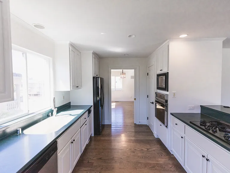 5070 Cochrane Ave — Photo 8