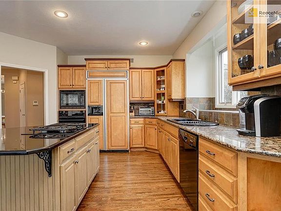 Beautiful Kitchen w/ granite countertops and gas cooktop in the island.