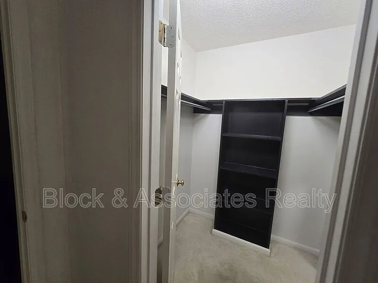 606 English Ct — Photo 11