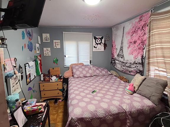 4th image of 593 Myra St