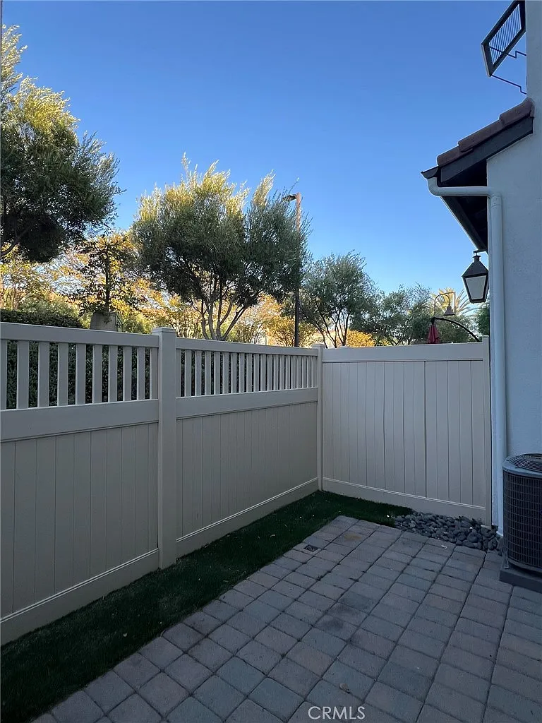 3 bed, 2.5 bath, 1319 sqft, $2,750 — Photo 2