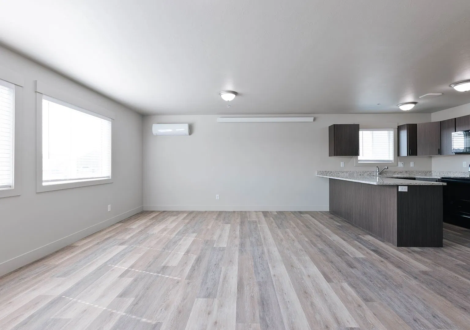 E6047RI — Photo 3