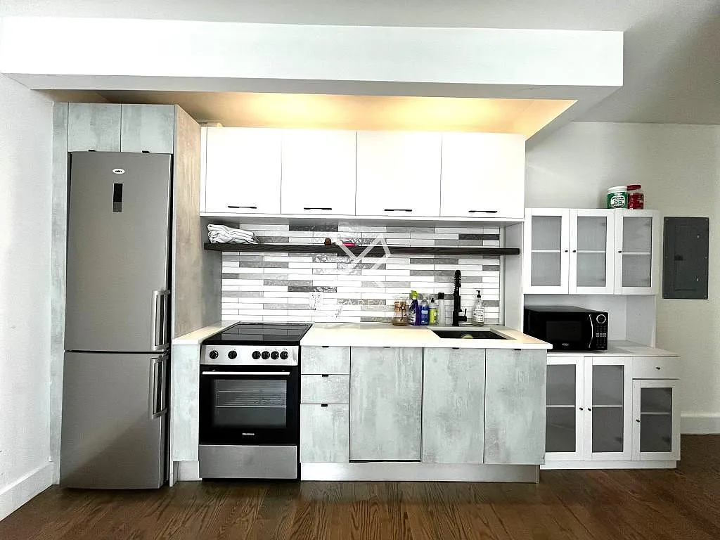 806 Saint John's Place — Photo 4