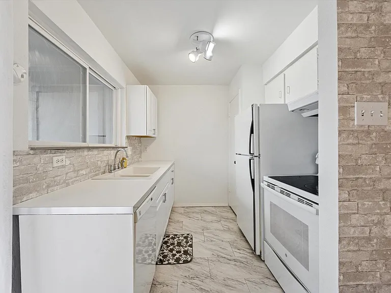4450 Sherwood Ln #8 — Photo 2