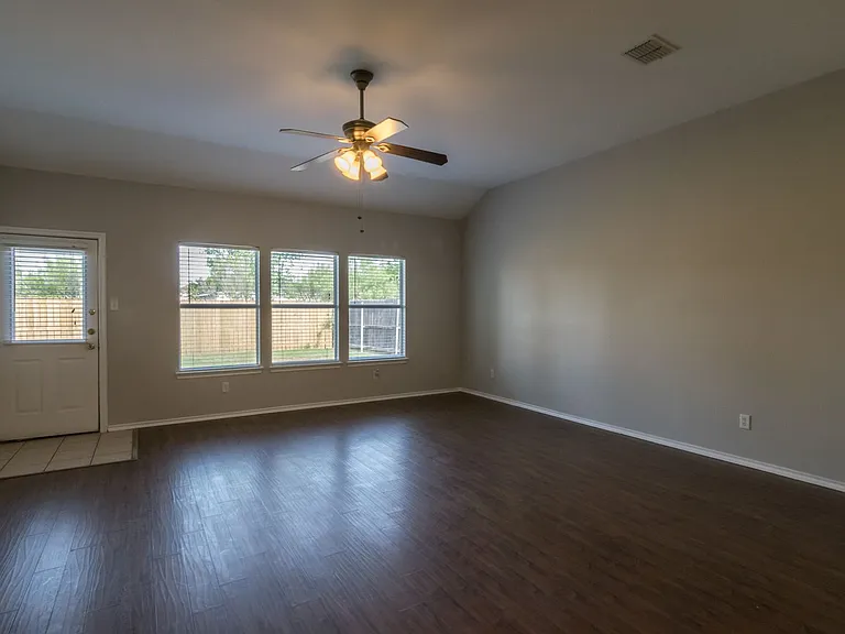 8512 Prairie Wind Trl — Photo 3