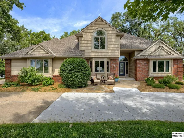 285 Skyline Dr, Elkhorn, NE 68022