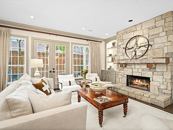 4th image of 8906 Chatsworth Dr