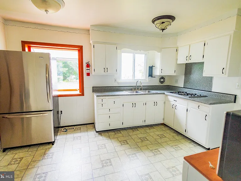 300 Macclelland Ave — Photo 15