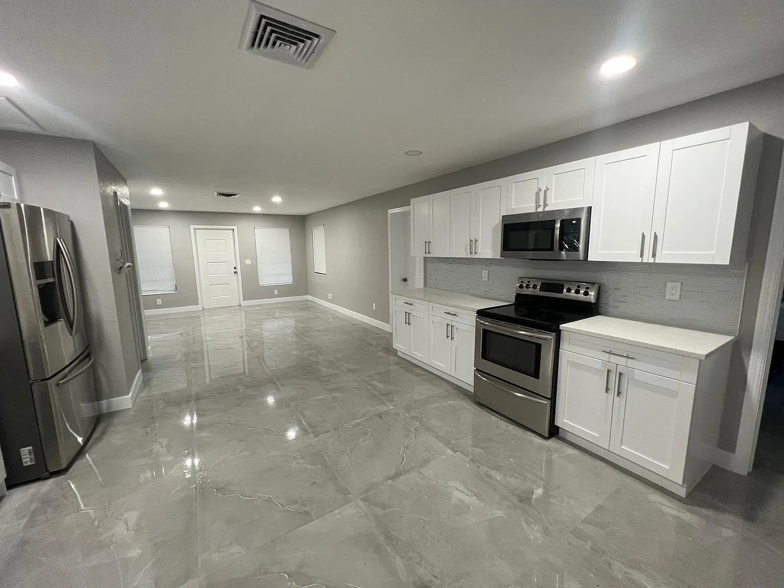 3 bed, 3.0 bath, 1280 sqft, $3,300 — Photo 3